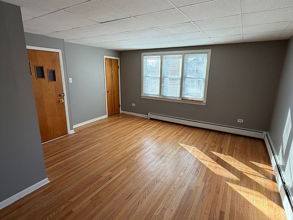 Living room 2nd photo