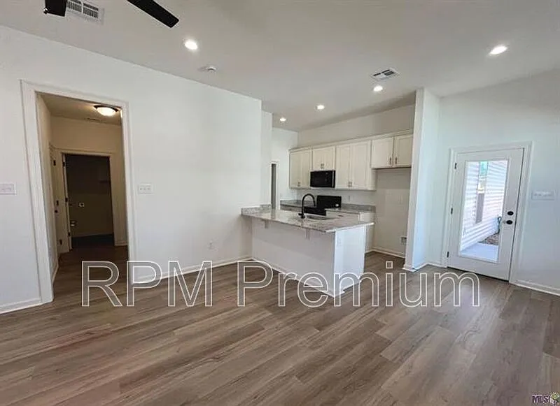 4 bed, 2.0 bath, 1458 sqft, $2,395 — Photo 4