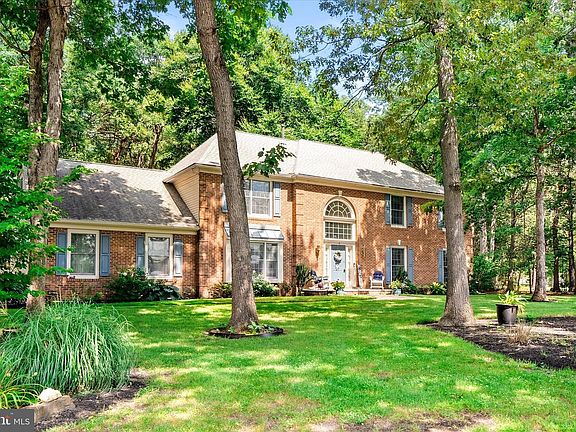 3rd image of 4 Pine Tree Dr