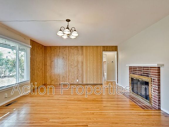 5th image of 10117 Adriana Ave