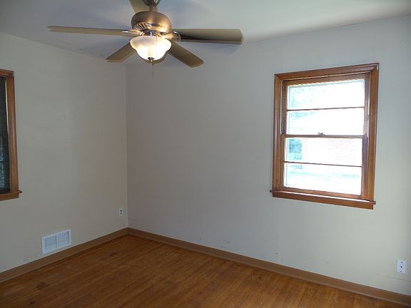 4th image of 3026 Leech Ave