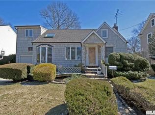 550 Forest Ave, Massapequa, NY 11758