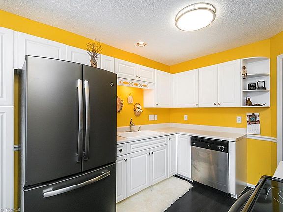 5th image of 31 Mansfield Cir