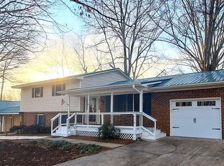 318 Country Ln, Winston Salem, NC 27107