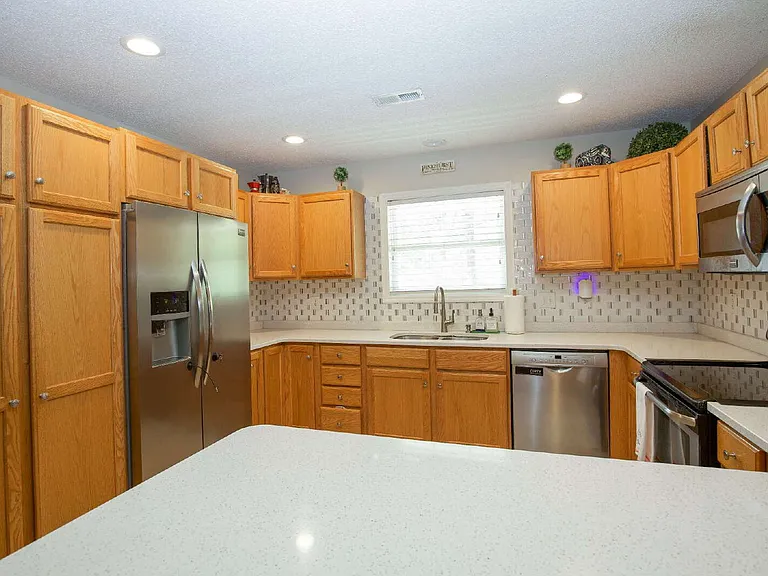225 Adams Cir — Photo 7