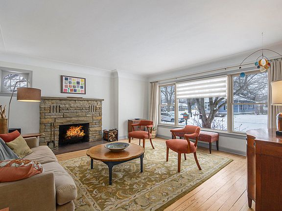 3rd image of 1054 W Larch Ave