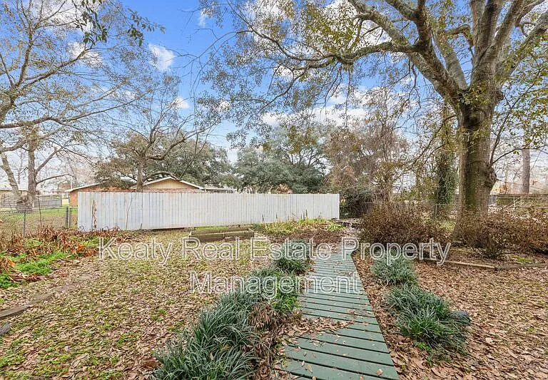 137 Amber St — Photo 4