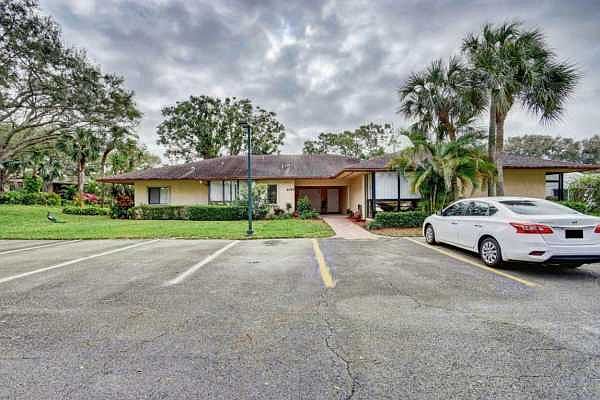 Home For Sale In Fox Hollow