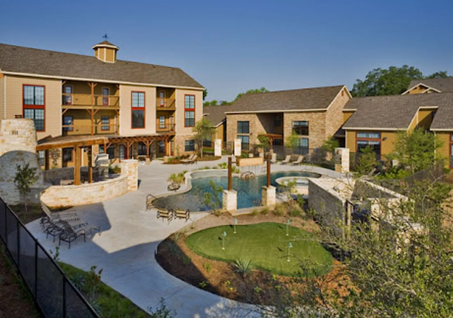 Modern 4BR/4.5BA Townhouse - Pool & Gym, Plus Two-Car Garage — Photo 2