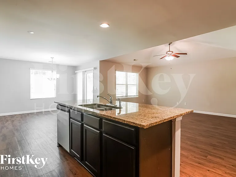 4631 Woodford Cir — Photo 9