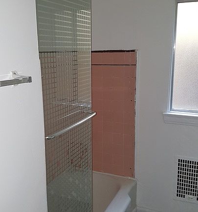 4th image of 340 S Mariposa Ave