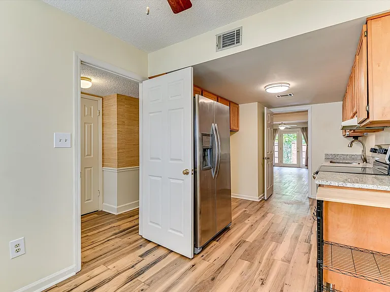 407 Folkstone Cir — Photo 22
