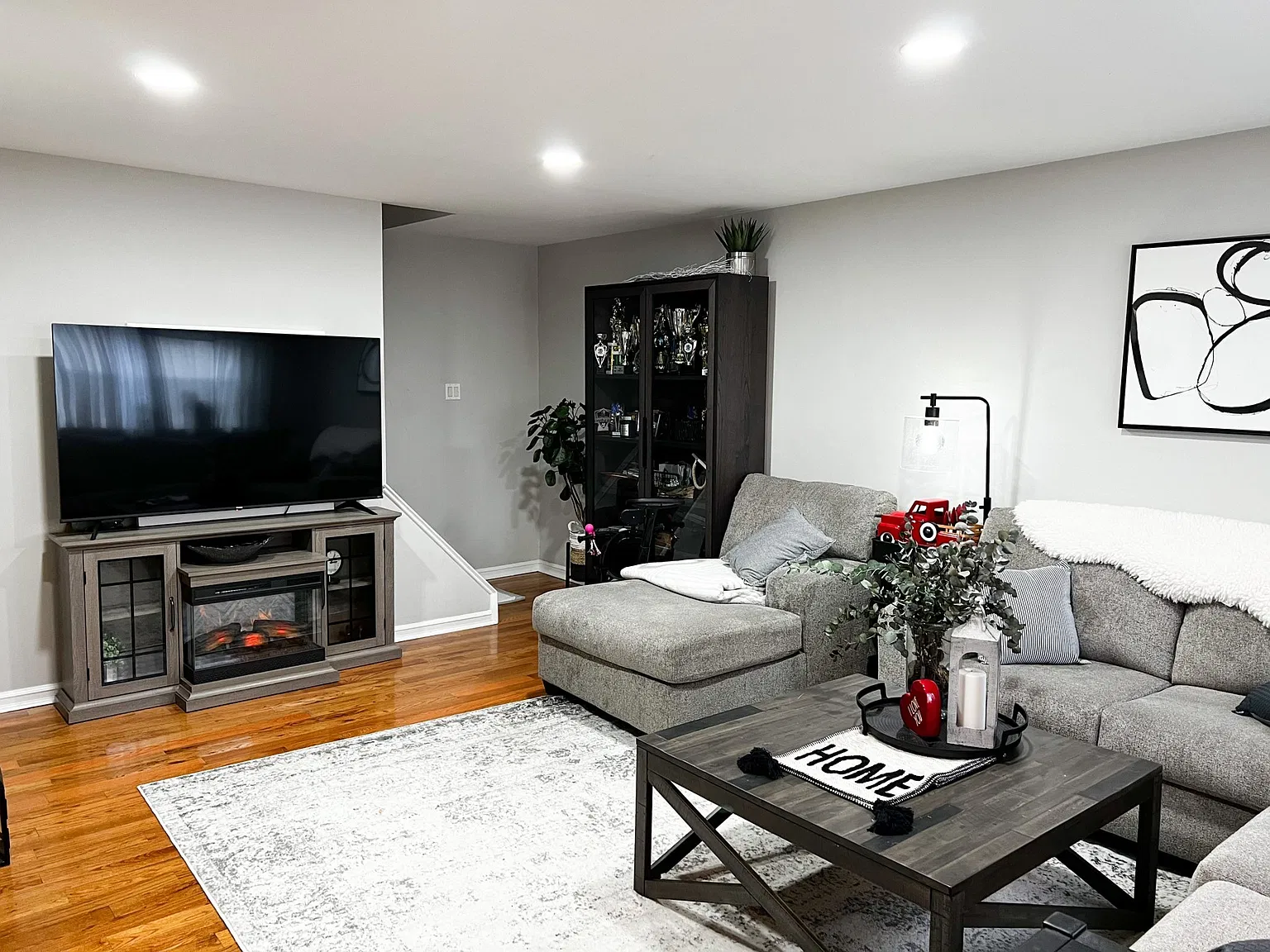 2 bed, 1040 sqft, $1,900 — Photo 2