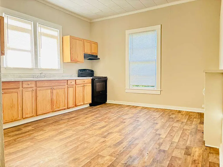321 N Poplar St — Photo 3