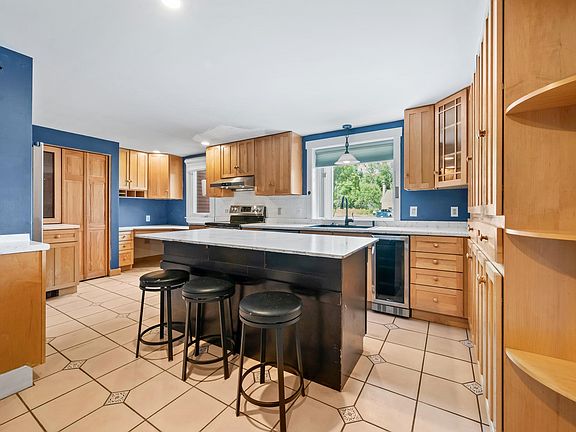 3rd image of 2069 Riverside Drive