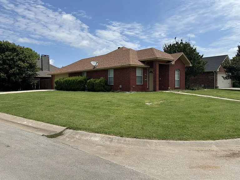 2029 Laney Dr — Photo 2