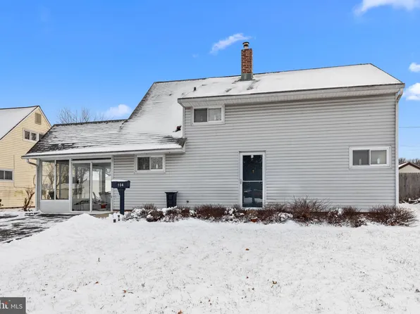 104 Red Cedar Dr, Levittown, PA 19055