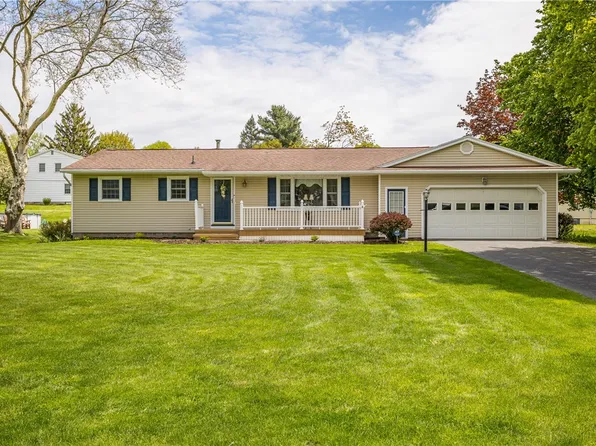 4 Dahlia Dr, Fairport, NY 14450