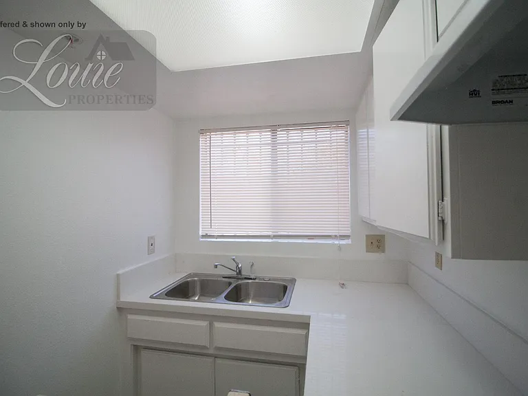 136 N Marengo Ave #C — Photo 12