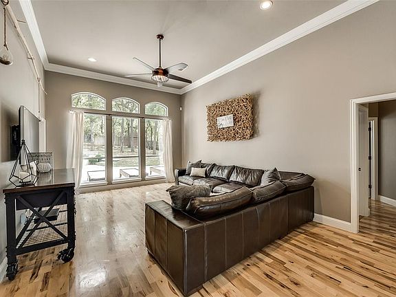 5th image of 913 Greenbriar Dr