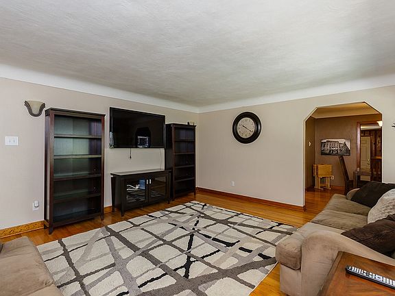 3rd image of 1265 Saint Denis St