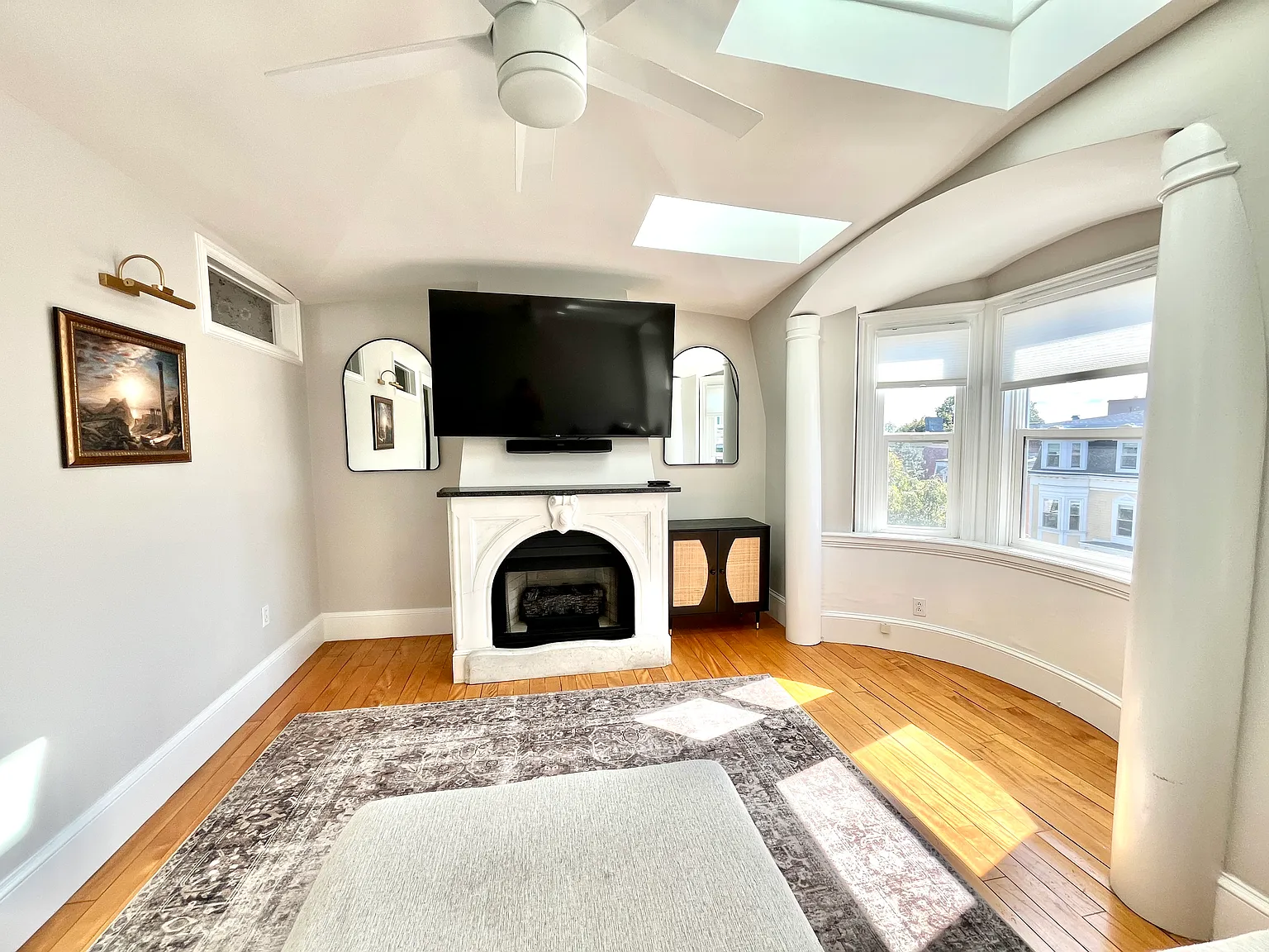572 E Broadway — Photo 3