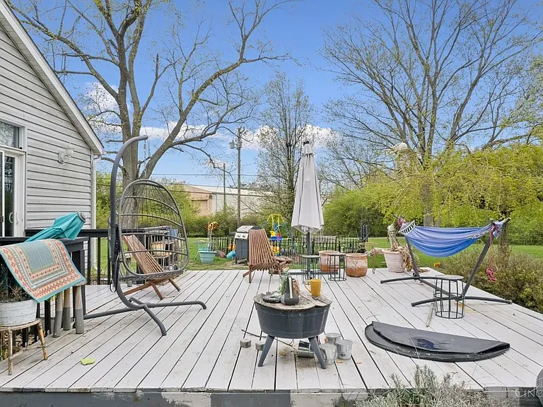 670 Davis Ln — Photo 3