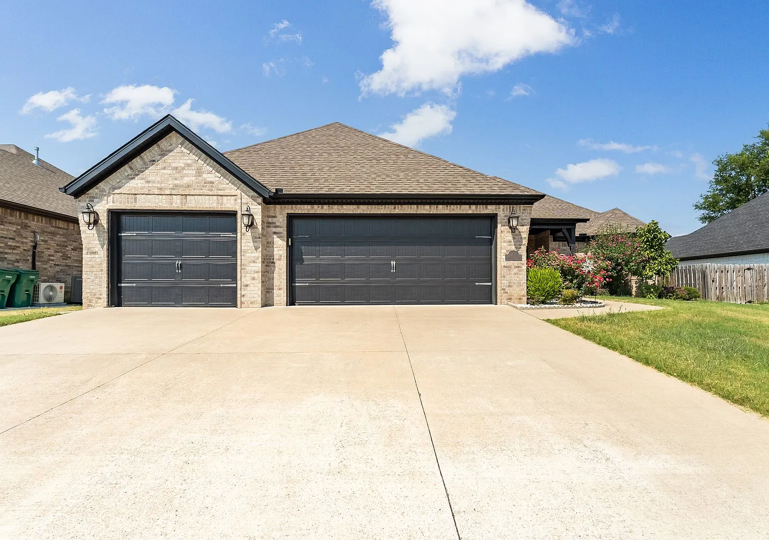 Luxury Living in Bentonville: Modern 4 Bed, 3 Bath Home with Fenced Yard — Photo 2