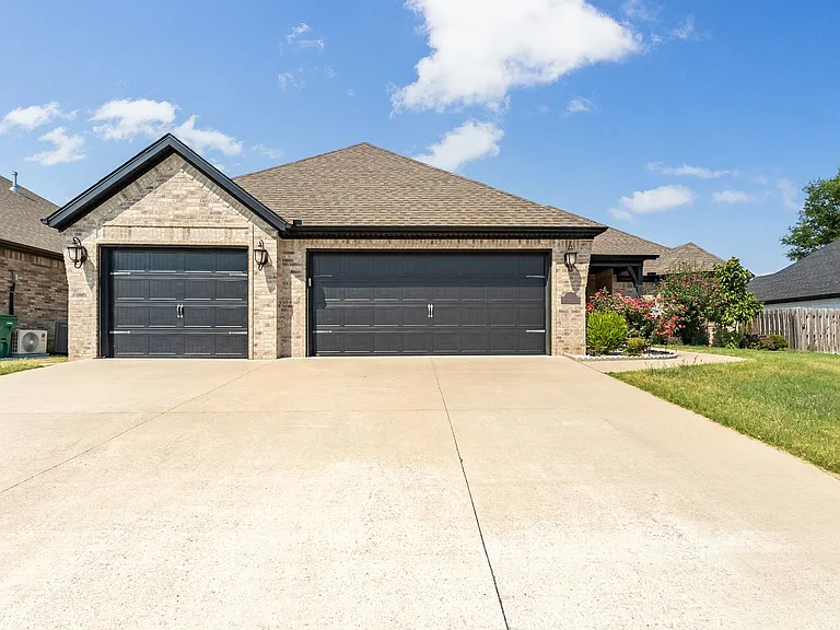 1100 Huntleigh Dr — Photo 2