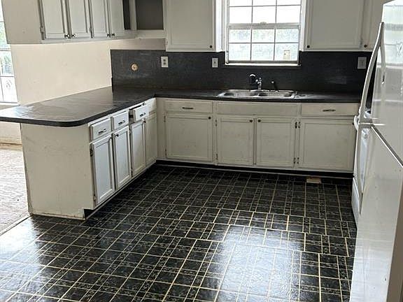 4th image of 2403 Avenue O