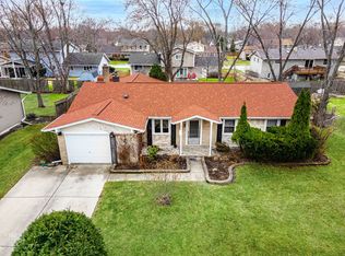 919 E Pratt Dr, Palatine, IL 60074