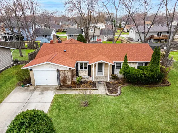 919 E Pratt Dr, Palatine, IL 60074