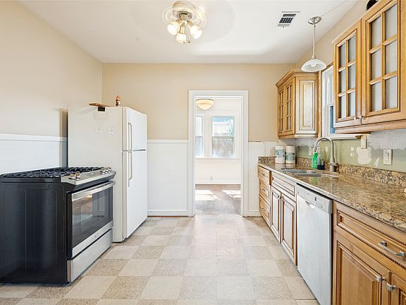 5th image of 2741 Catherine St