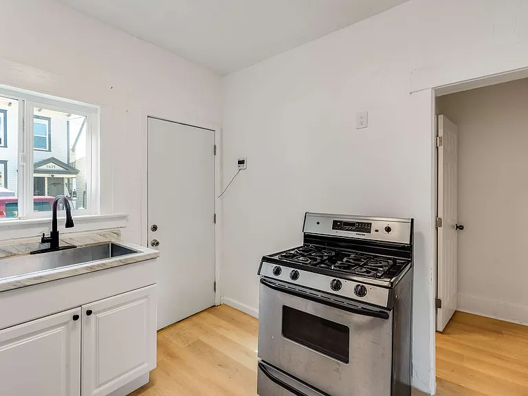 1633 Foothill Blvd — Photo 14