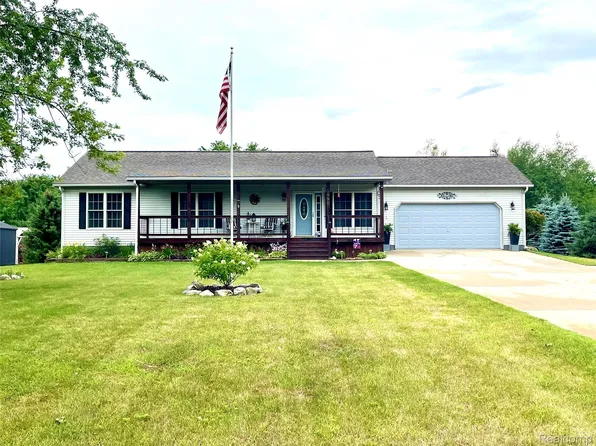5990 Cobblestone Dr, North Branch, MI 48461