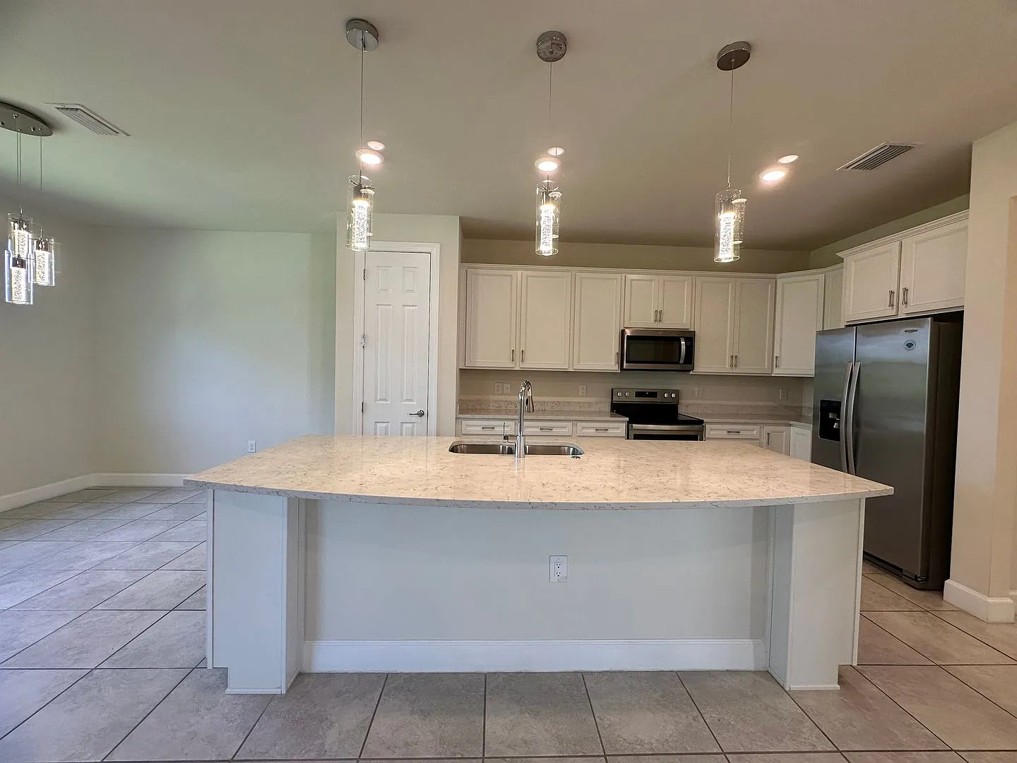 Amazing Location! Modern & Spacious 3 Bed 2.5 Bath in South Fort Myers Gated Community — Photo 4