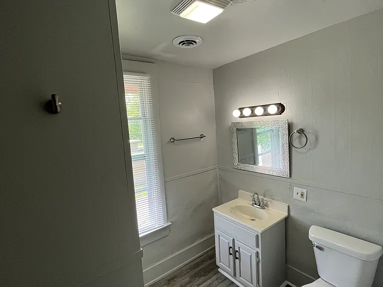 111 W Columbia St — Photo 3