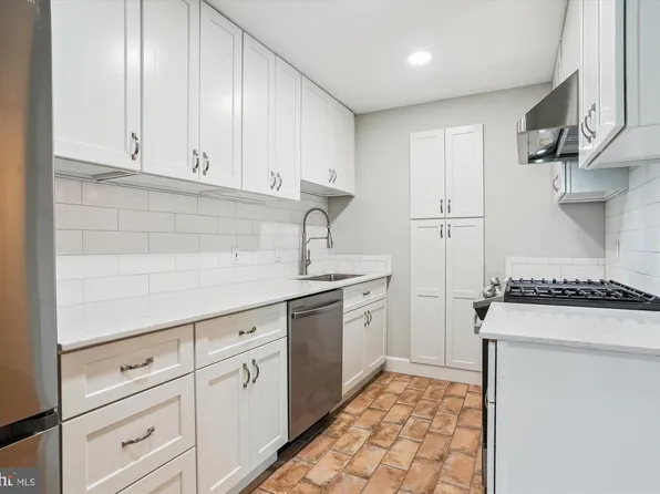 214 Park Terrace Ct SE APT 88, Vienna, VA 22180