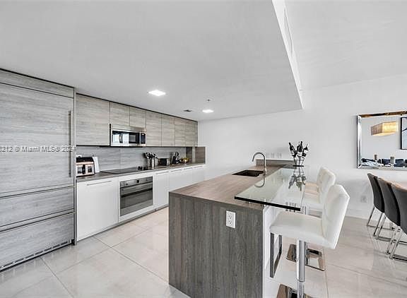 4th image of 400 Sunny Isles Blvd #1704