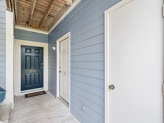 4th image of 2555 Saint James Dr Unit 204