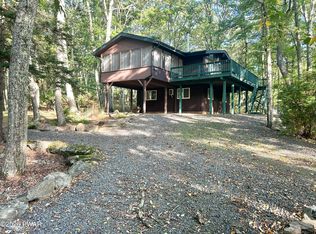 123 Saddlebrook Ln, Lords Valley, PA 18428