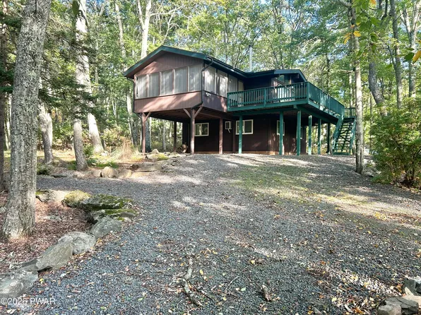 123 Saddlebrook Ln, Lords Valley, PA 18428