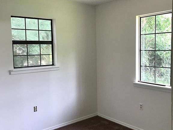 5th image of 161 Hickory Ave