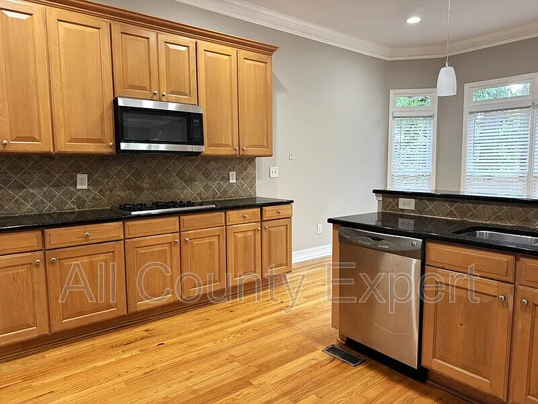 889 Lenox Ct NE — Photo 11
