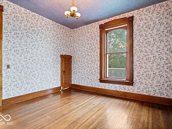 18th image of 524 W Sycamore St