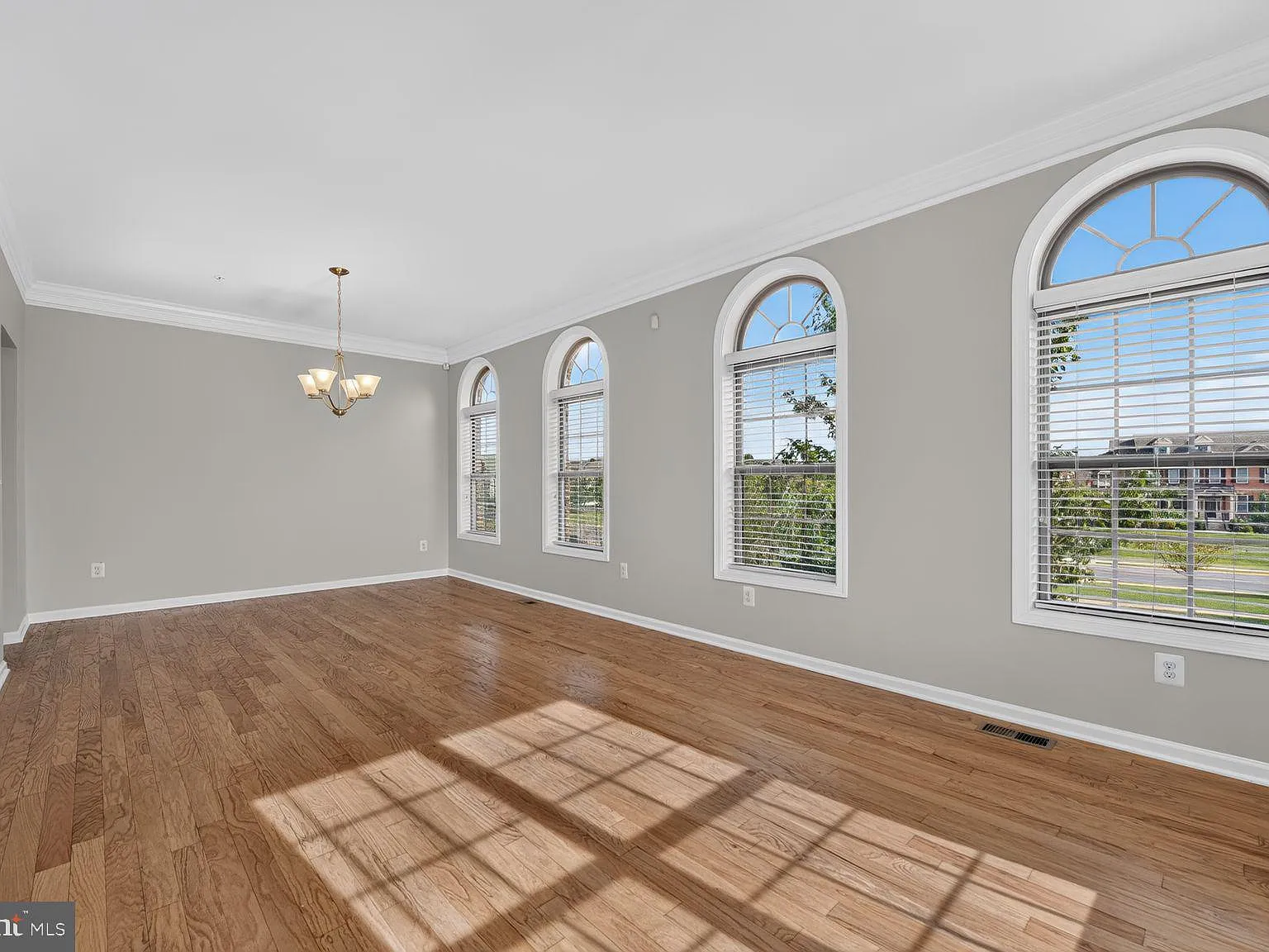 3 bed, 2.5 bath, 3000 sqft, $3,500 — Photo 2