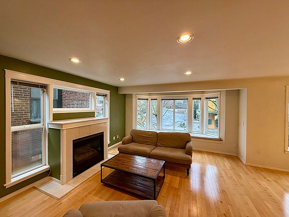 5th image of 1629 Queen Anne Ave N APT 202