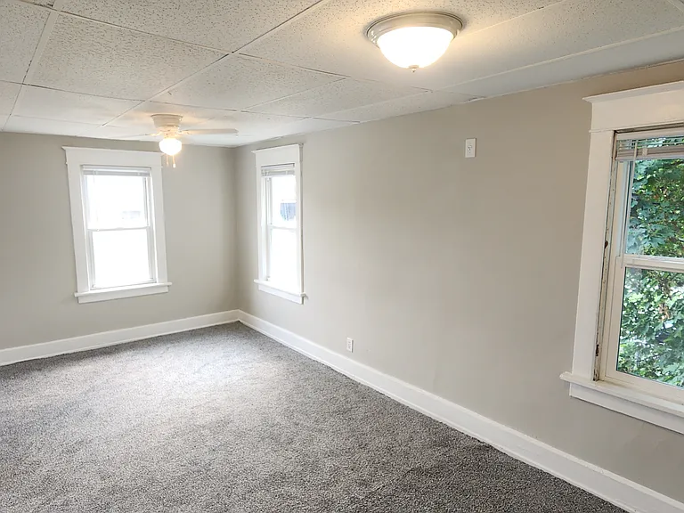911 E 2nd St #3 — Photo 5