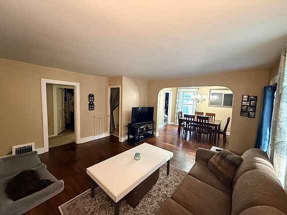3rd image of 617 S Lansing St