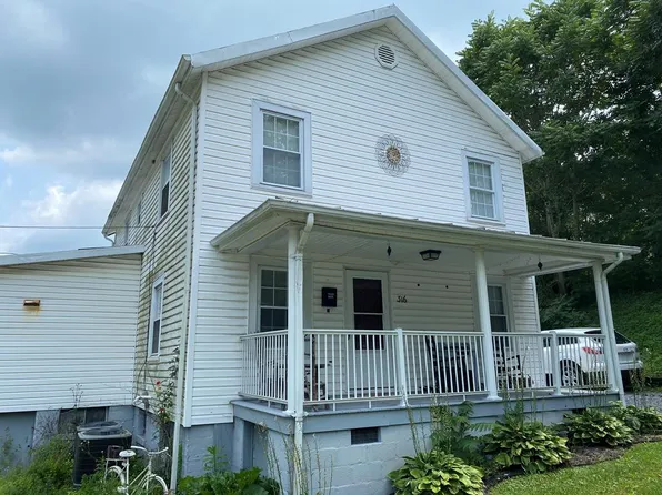 316 Post St, Pounding Mill, VA 24637